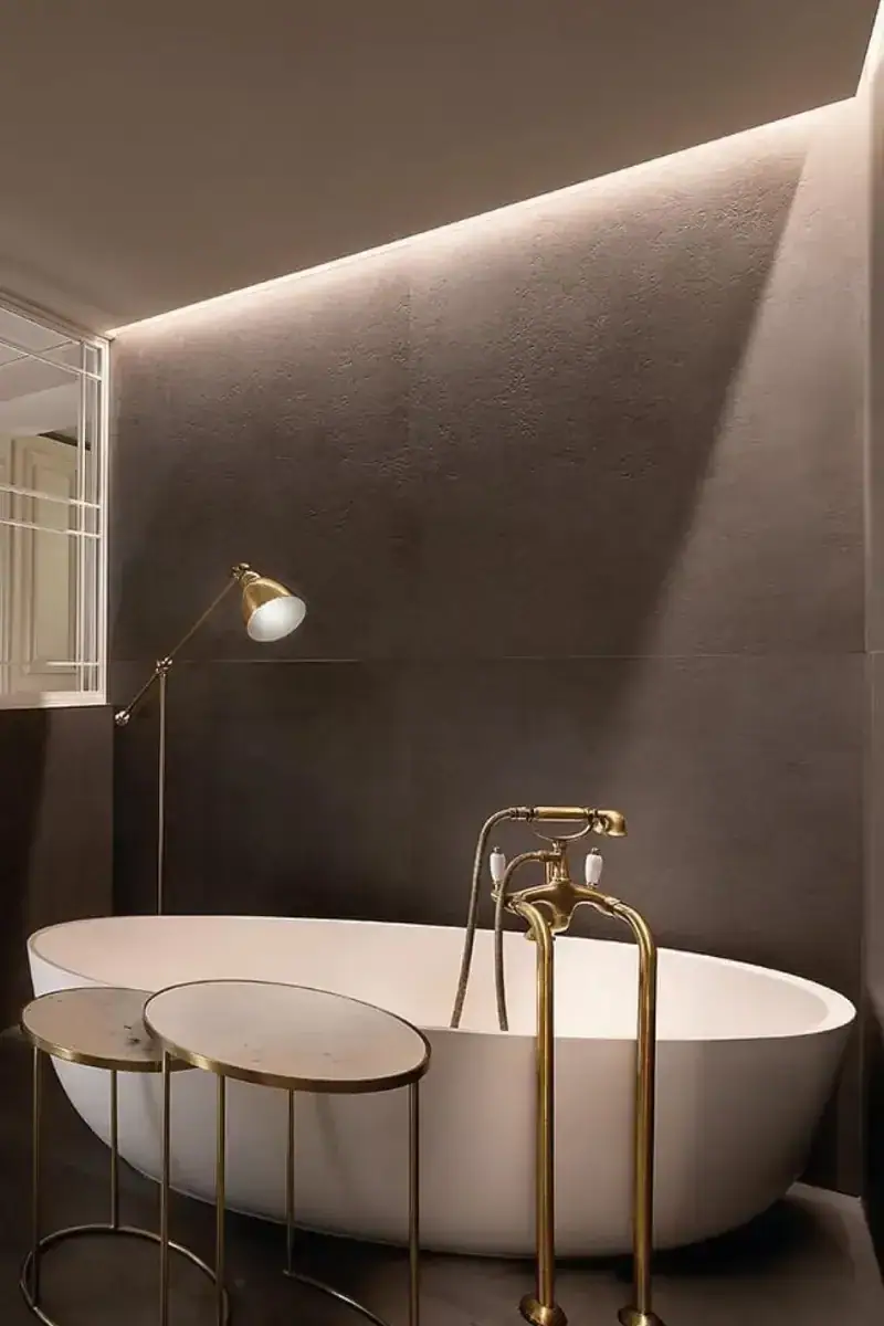 Il bagno di una suite con la vasca libera e la rubinetteria d'ottone