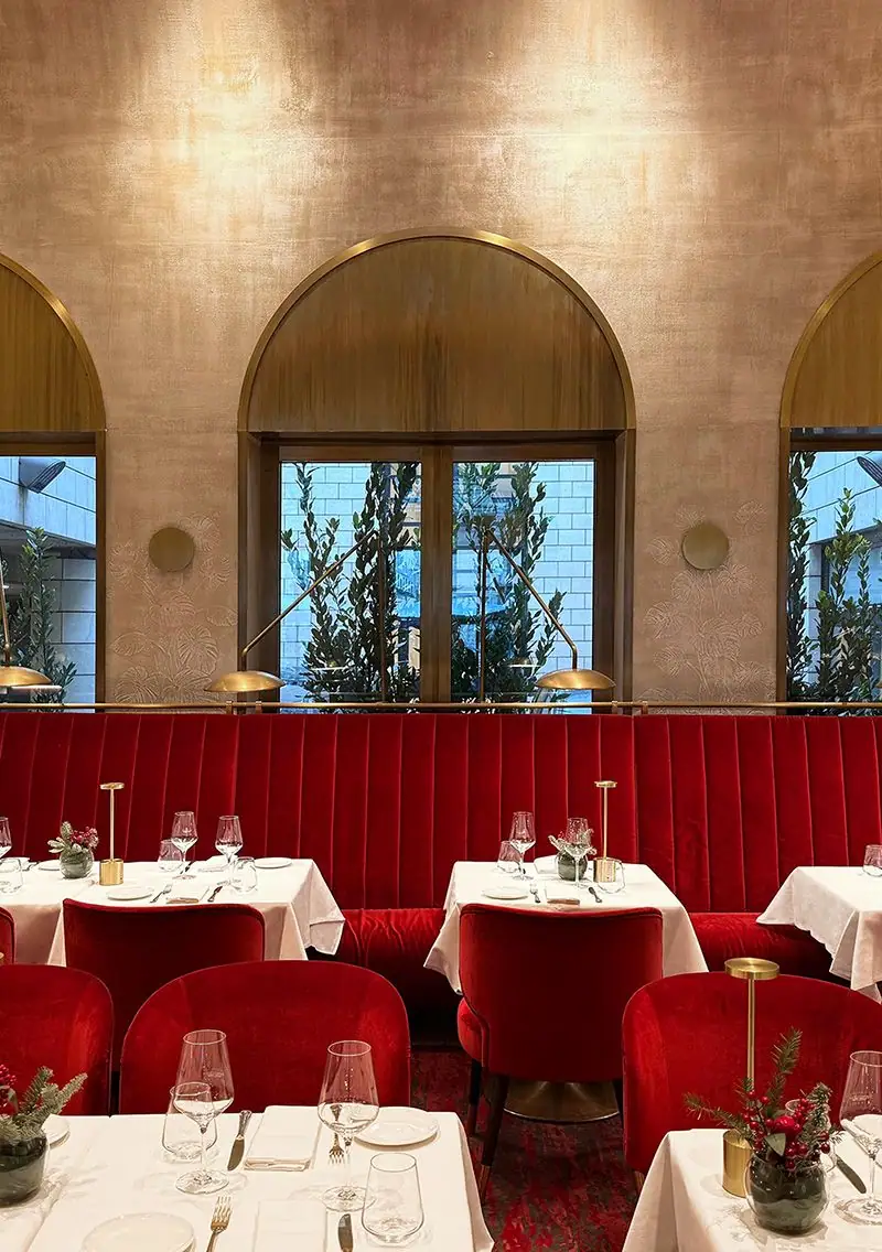 La sala del Foyer alla Scala con le poltroncine rosse