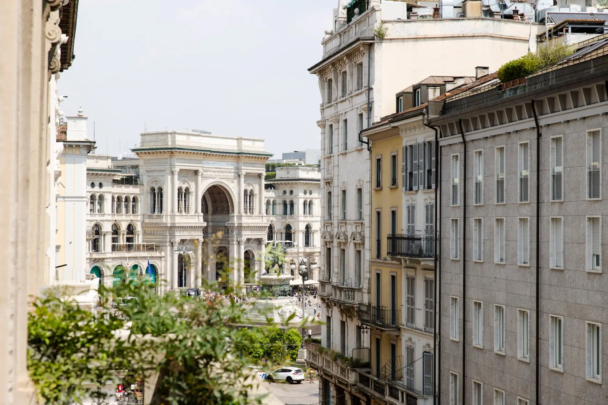 Dal balcone dell'hotel: i palazzi di via Spadari e l'ingresso della Galleria Vittorio Emanuele II
