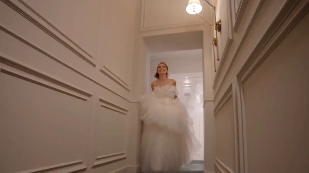 Il video dell'hotel, fotogramma per fotogramma: la porta della suite, il corridoio, le scale viste dall'alto, il portico col Duomo dietro, la cupola della Galleria Vittorio Emanuele II